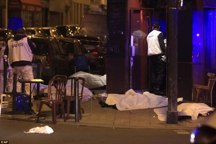Victims_lay_on_the_pavement_outside_Paris_restaurant_following_a-a-62_1447454685402