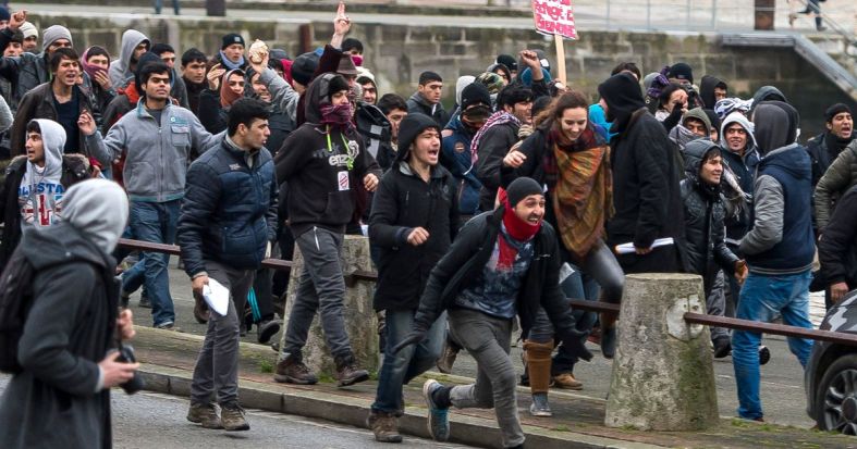 migrants-storm-towards-the-port-of-Calais